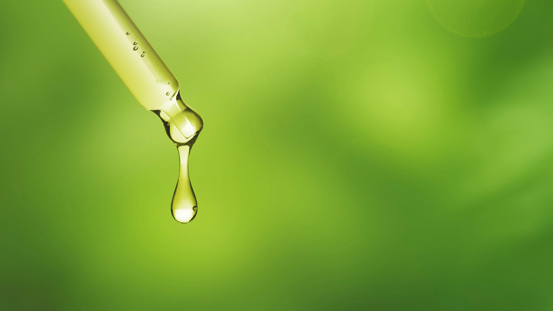 Ésteres lubricantes biodegradables: rendimiento y sostenibilidad química 1 gota-saliendo-de-cuenta-gotas-sobre-fondo-verde